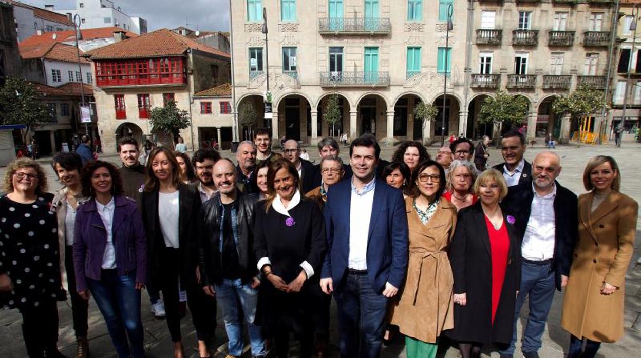 Gonzalo Caballero, arropado por miembros de la candidatura, este sábado en Pontevedra