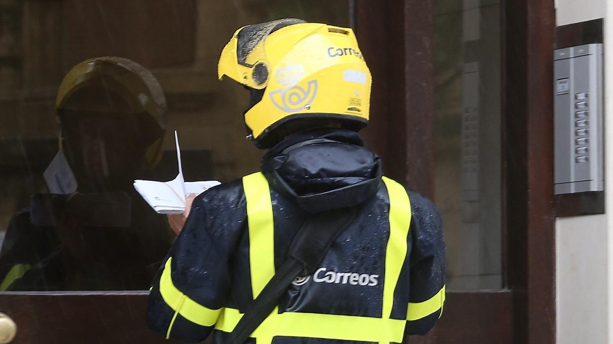 Un cartero en San Sebastián, esta semana