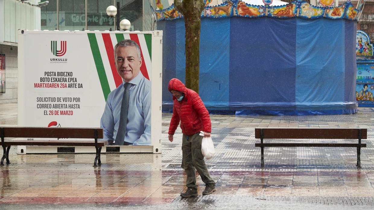 Imagen de un cartel electoral anterior al cambio de fecha por la pandemia