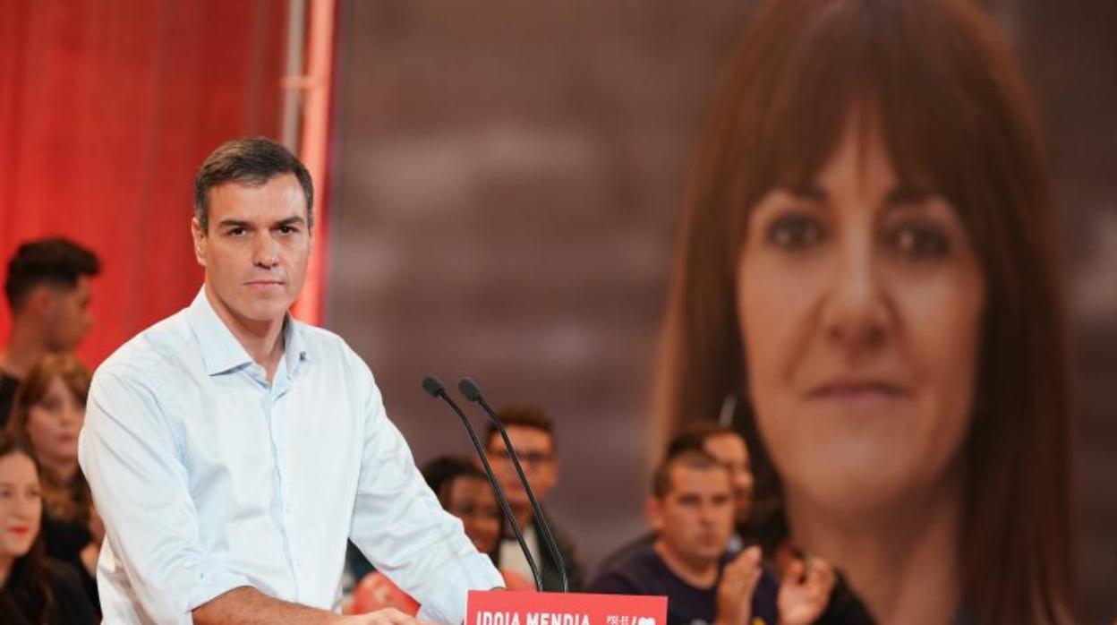 Pedro Sánchez, presidente del Gobierno, en octubre de 2019, cuando se proclamó a Idoia Mendia (retratada tras él) candidata a lendakari