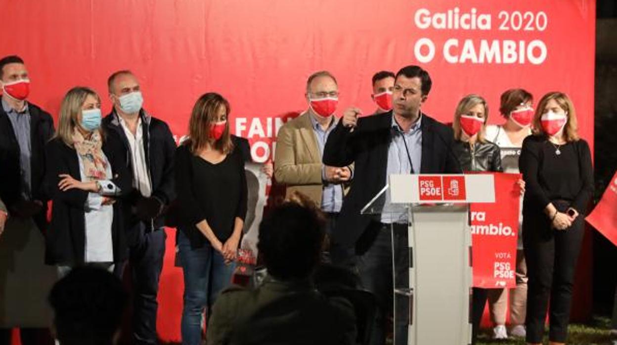 Caballero, durante la pegada de carteles en Santiago, junto al alcalde Sánchez Bugallo