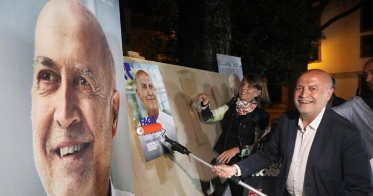 Pancho Casal, en Santiago, durante la pegada de carteles de Marea Galeguista