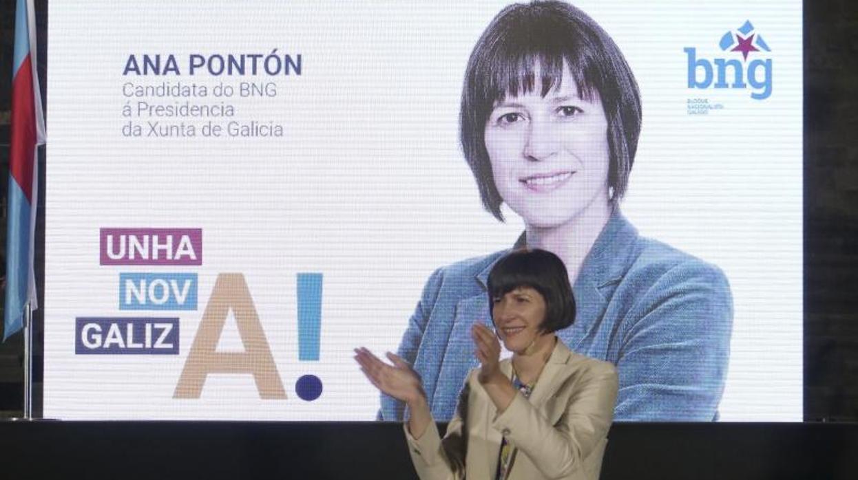 Pontón, frente a su cartel electoral esta medianoche en Santiago de Compostela