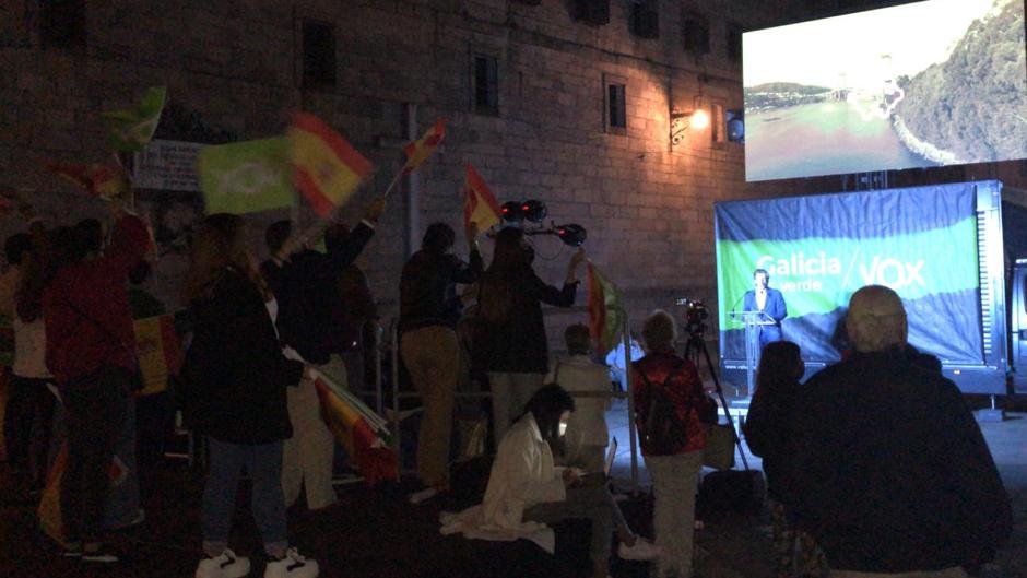Cacerolas contra Vox durante su pegada de carteles en Santiago de Compostela
