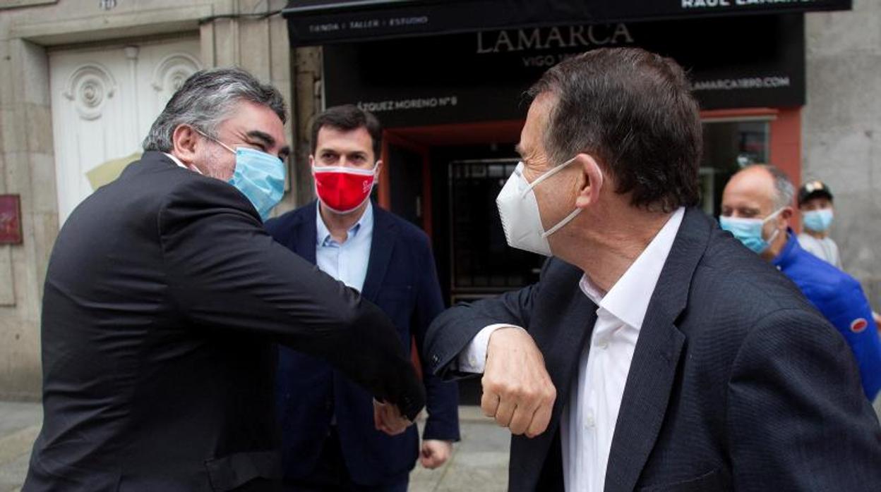 González Uribes saluda a Abel Caballero este viernes en Vigo; en segundo plano, Gonzalo Caballero