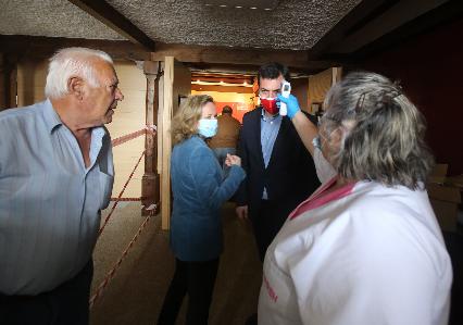 Gonzalo Caballero, sometido a un control de temperatura antes de su mitin con Calviño en Betanzos