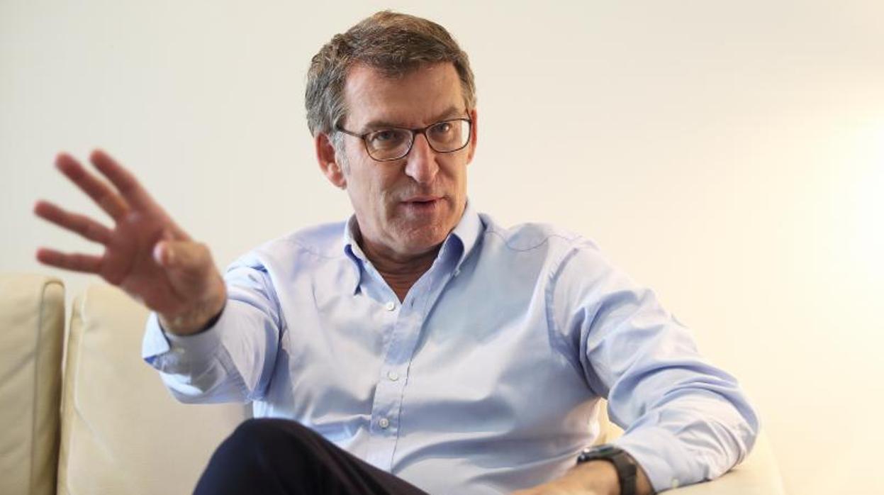 Alberto Núñez Feijóo, durante la entrevista en Monte Pío/ El presidente de la Xunta ensalza la «fortaleza» de los gallegos