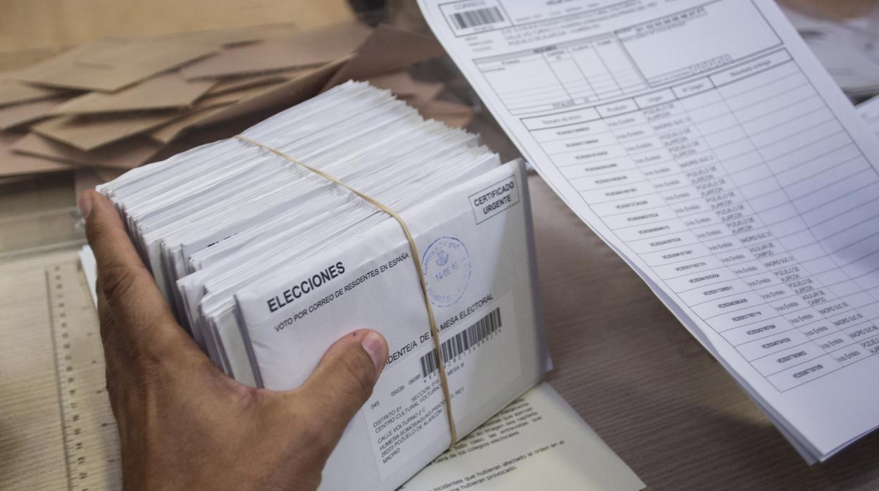 Recepción del voto por correo en una mesa electoral