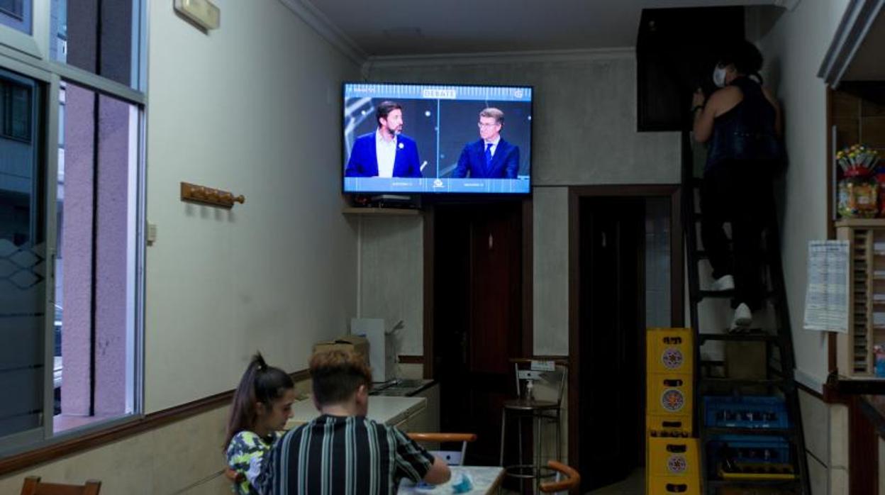 Bar de Orense con el debate de fondo