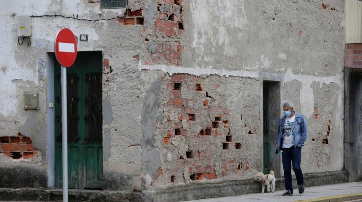 Un hombre pasea a su perro en una calle de Burela, en A Mariña lucense, durante el confinamiento