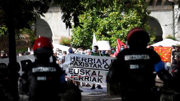Un centenar de personas intenta boicotear un acto de apoyo a la Guardia Civil organizado por Vox en Oñate