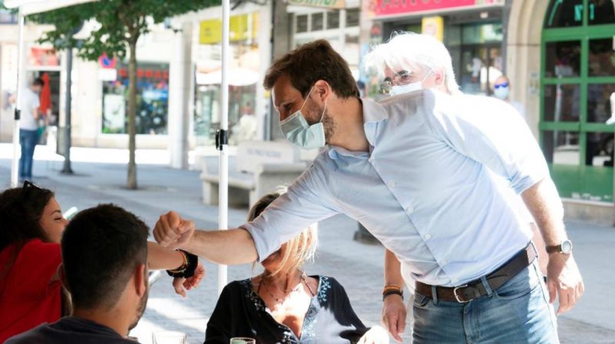 Pablo Casado saluda a varias personas en una terraza de Boiro (A Coruña)