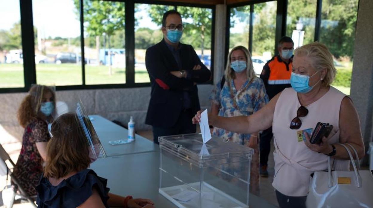 Simulación en un colegio de Pereiro de Aguiar de como serán las elecciones el próximo domingo