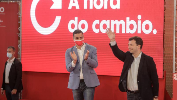 La avería del avión de Sánchez, un jarro de agua fría en el cierre de campaña de los socialistas en Vigo