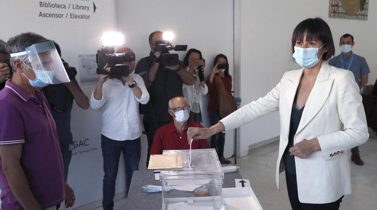 La portavoz nacional del BNG, Ana Pontón, vota este domingo en Santiago