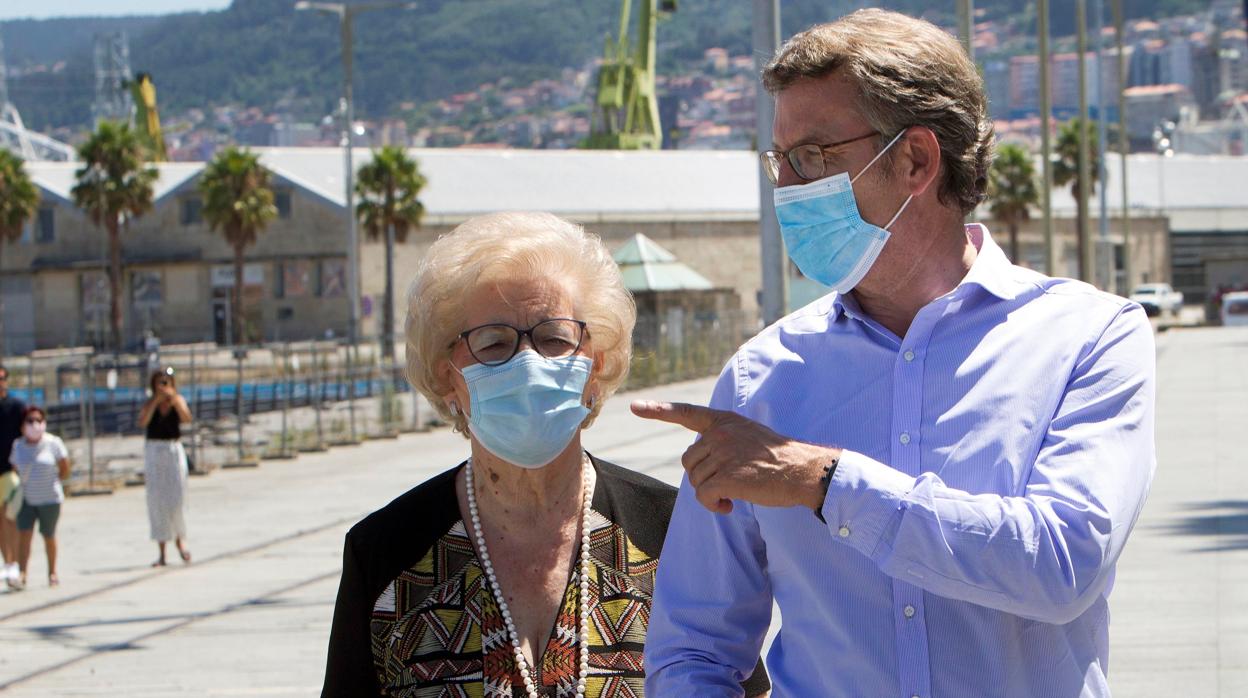 El candidato a renovar la presidencia de la Xunta de Galicia, Alberto Núñez Feijoo, pasea con su madre por el Paseo Marítimo de Vigo, este sábado, día de reflexión
