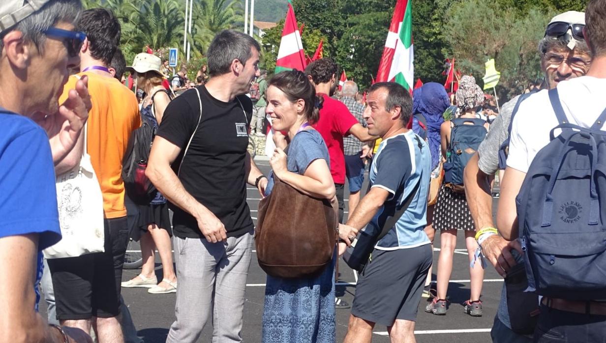 Arkaitz Rodríguez saluda al último líder de ETA, David, Pla, durante las protestas por el G-7 en el País Vasco francés