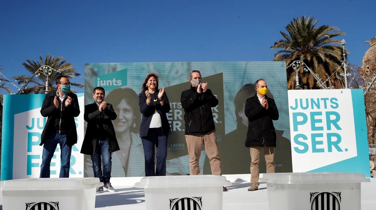 La candidata a la presidencia de la Generalitat de Cataluña, Laura Borràs (c), junto a los presos con trecer grado Josep Rull (i), Jordi Sànchez (2i), Quim Forn (2d) y Jordi Turull (d), al finalizar acto electoral celebrado este sábado en Barcelona