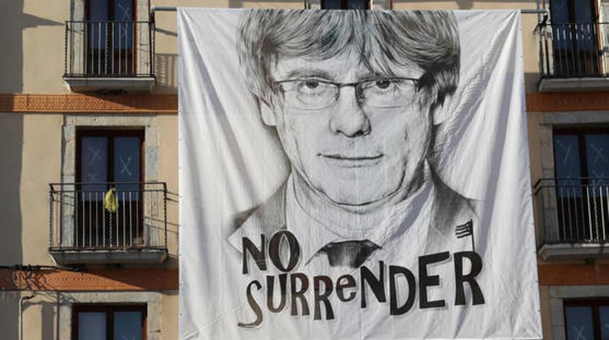 Una gigantesca pancarta de Puigdemont preside la plaza de Amer