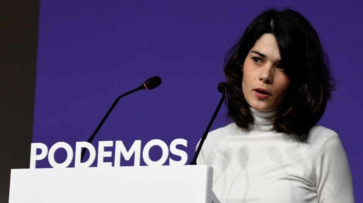 La portavoz de Podemos, Isa Serra, durante la rueda de prensa