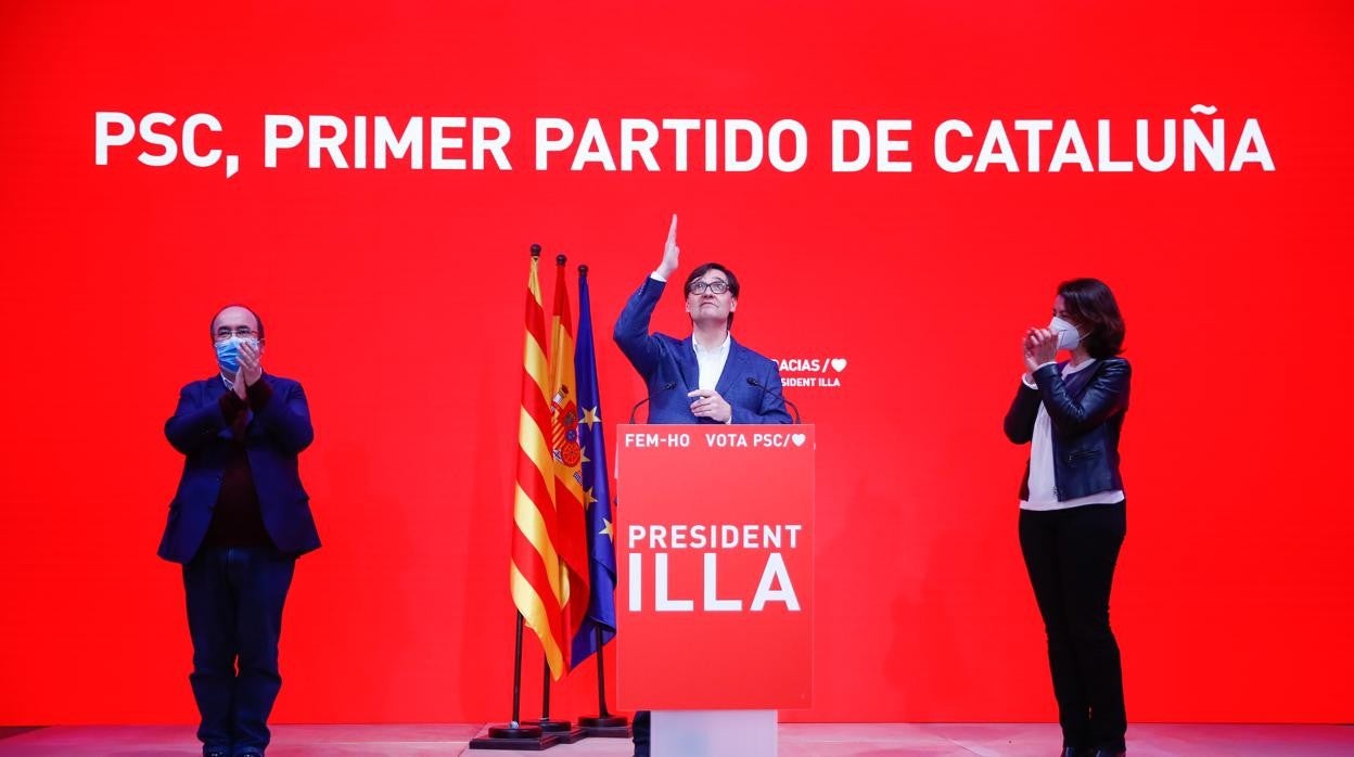 El candidato a la presidencia de la Generalitat por el PSC, Salvador Illa, acompañado por Miquel Iceta