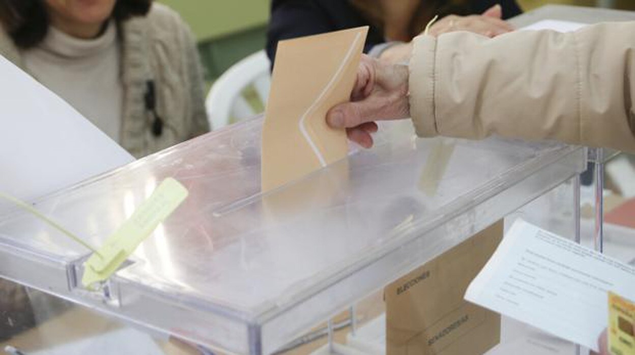 Una mujer deposita su voto en una urna