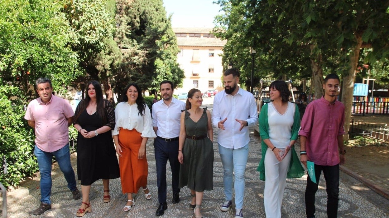 Alberto Garzón junto a los candidatos de Por Andalucía en Granada