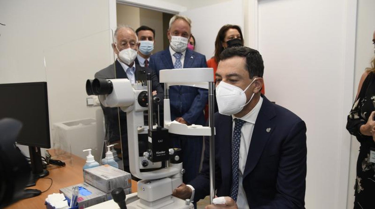 El candidato del PP durante una visita a un centro de salud en Roquetas de Mar este lunes