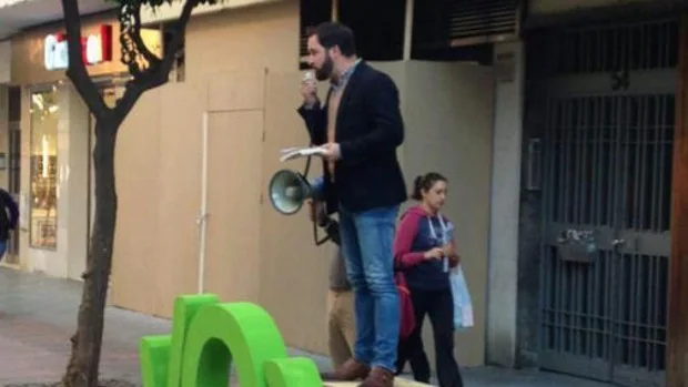 Santiago Abascal subido al banco de la calle Asunción que ahora no podrán utilizar