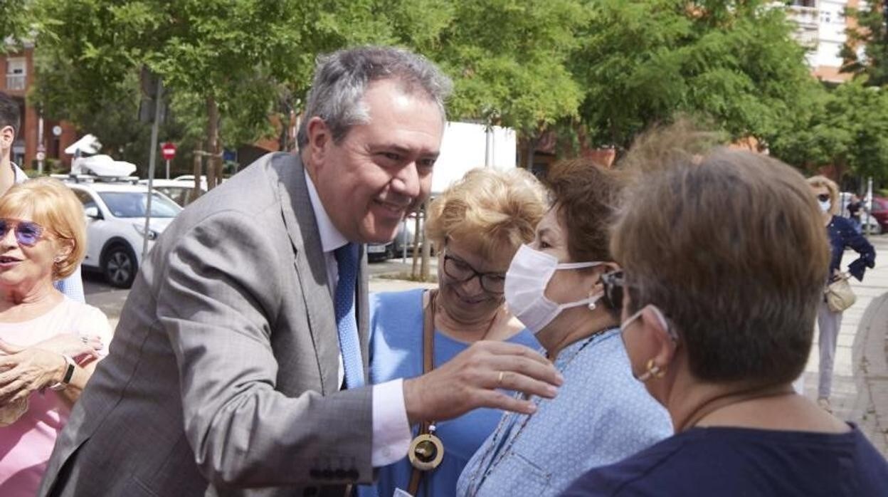 Juan Espadas, en la puerta principal del Centro de Salud Fuensanta Pérez Quirós de Sevilla Este, ayer lunes 30 de mayo
