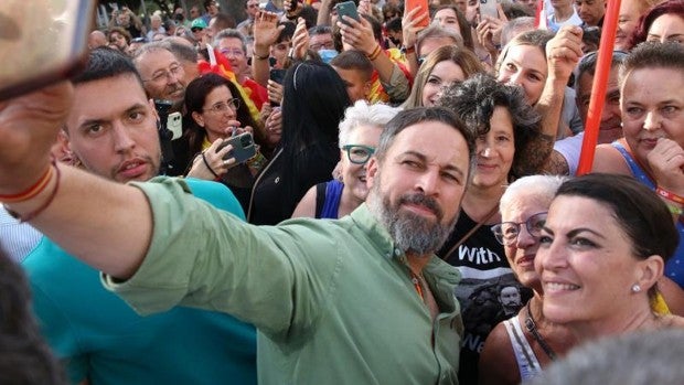 Olona quiere entrar en la Junta de Andalucía «con una motosierra» para recortar la administración paralela