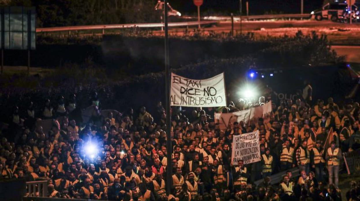Protesta de los taxistas a las puertas de Canal Sur en plena campaña electoral de 2018