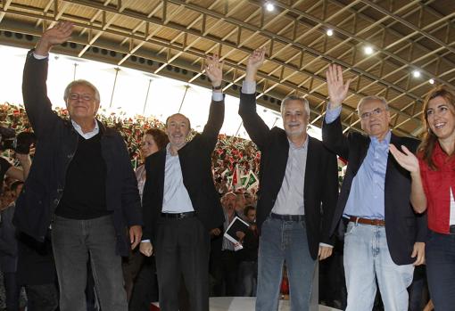 González, Rubalcaba, Griñán, Guerra y Susana Díaz durante el mitin de 2011