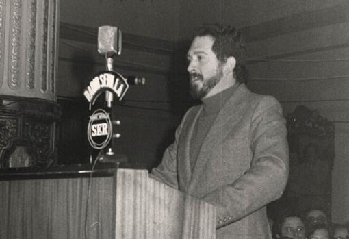 Rojas Marcos se dirige al público en el Casino de la Exposición en 1976
