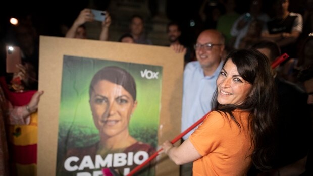 Macarena Olona reivindica a Isabel la Católica y su «glorioso pasado» en el inicio de campaña de Vox en Granada