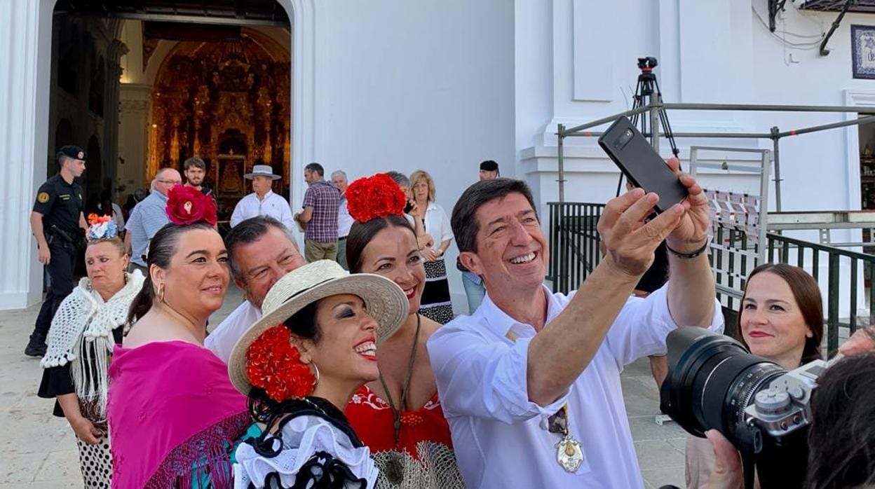 Juan Marín se hace un selfie junto a compañeros de partido delante de la puerta de la Ermita