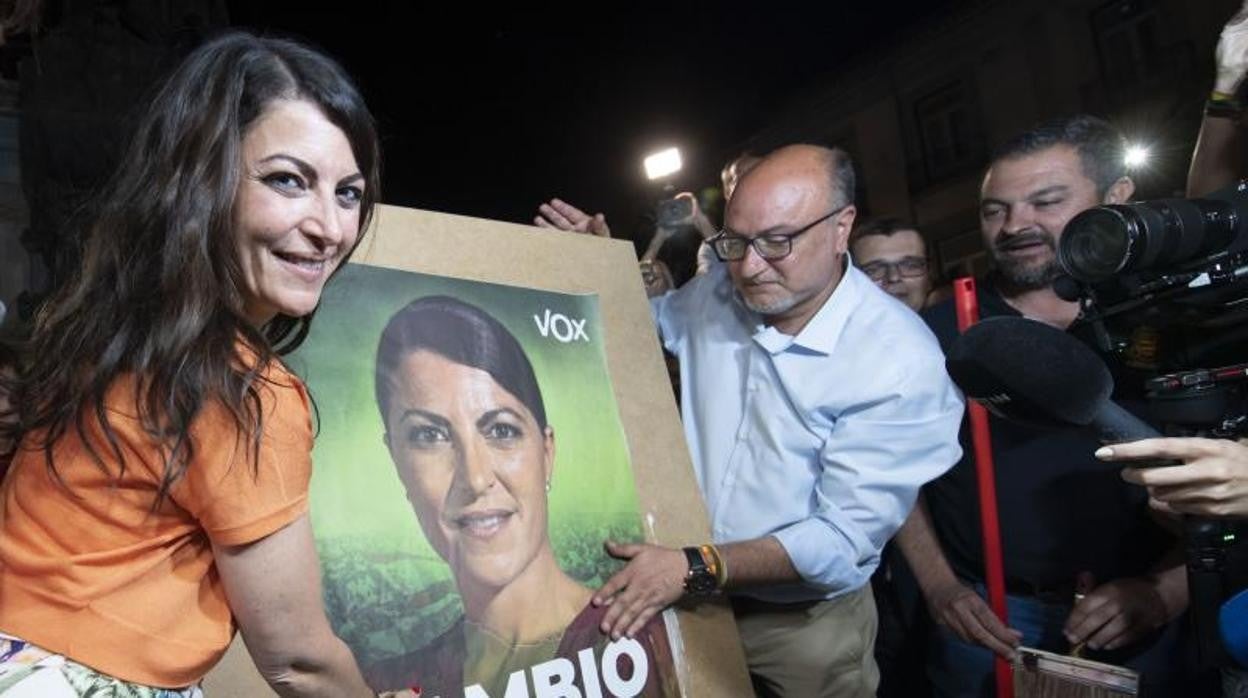 Macarena Olona, en la pegada de carteles