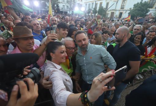 Abascal y Olona se hacen una autofoto en Córdoba
