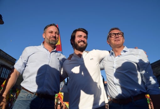 Abascal, García-Gallardo y Gavira posan antes de iniciarse el acto