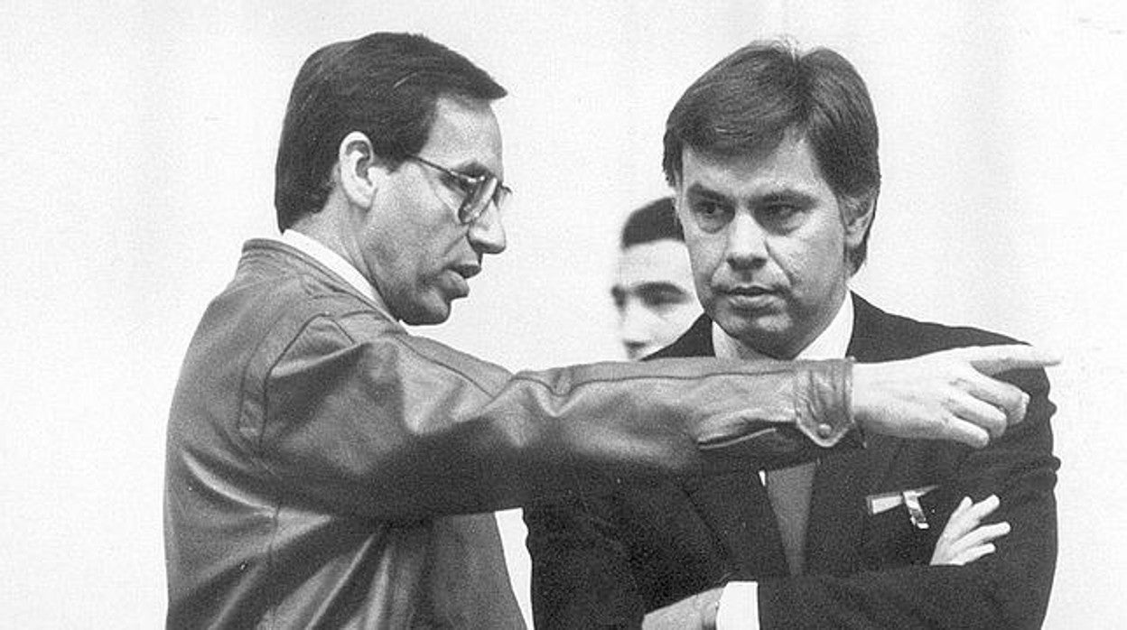 Alfonso Guerra conversa con Felipe González