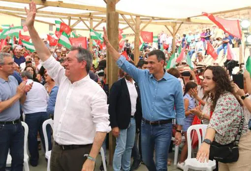 Juan Espadas y Pedro Sánchez, en su llegada a un acto público en Cuevas de Almanzora