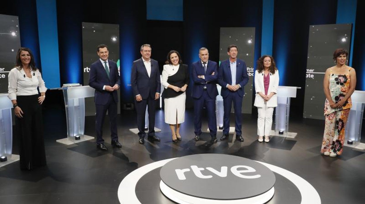 Los candidatos presidenciales posan durante el primer debate electoral