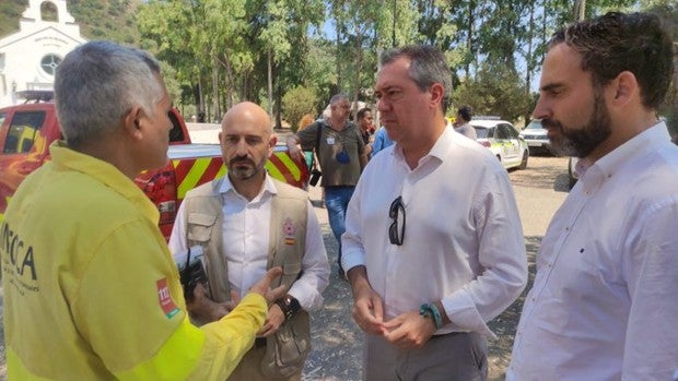 Juan Espadas aprovecha el incendio de Pujerra para atacar a la Junta