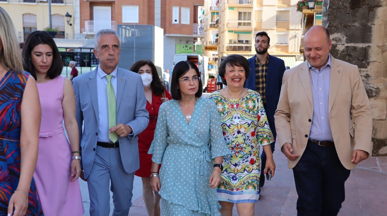 La ministra de Salud, en Lucena, flanqueada por su alcalde y la subdelegada del Gobierno