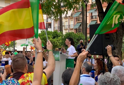 Macarena Olona se dirige a los simpatizantes de Vox en el mitin de campaña