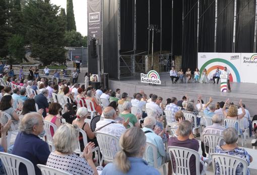 Asistentes al acto en la Axerquía