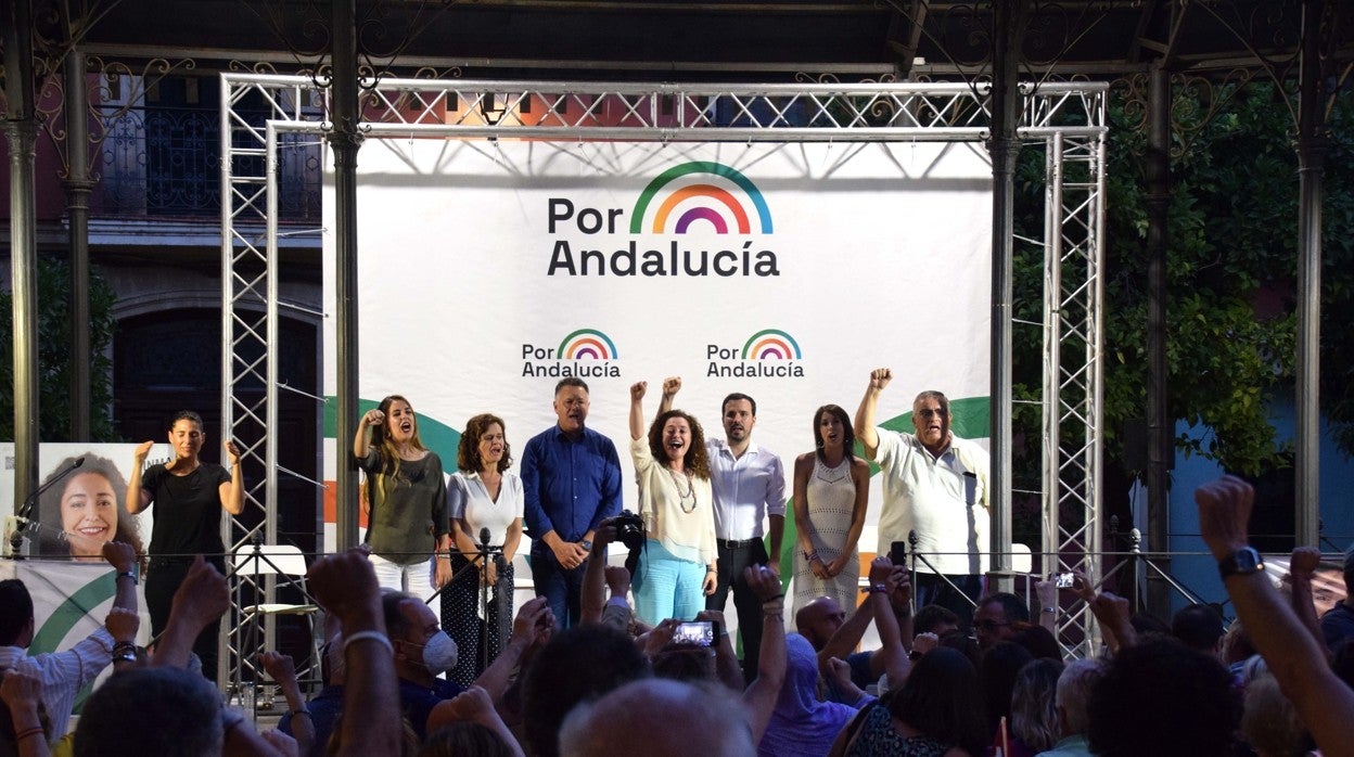 Momento final del acto, con Inmaculada Nieto, Alberto Garzón y el resto de intervinientes cantando el himno de Andalucía