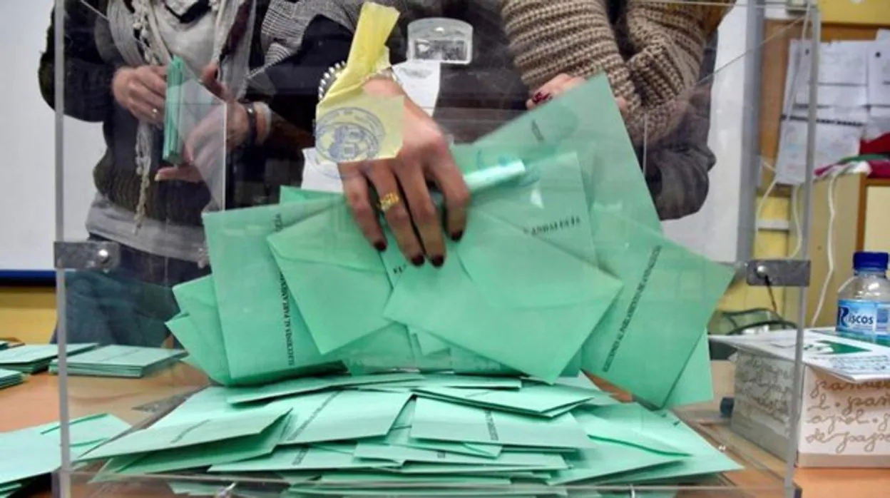 Una urna de las elecciones en Andalucía en una imagen de archivo