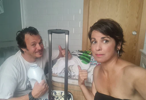 Teresa Rodríguez con su pareja, el alcalde de Cádiz José María González, Kichi, en su casa poniendo la lavadora