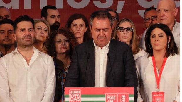 Juan Espadas hunde a un PSOE que ya mira de reojo las municipales